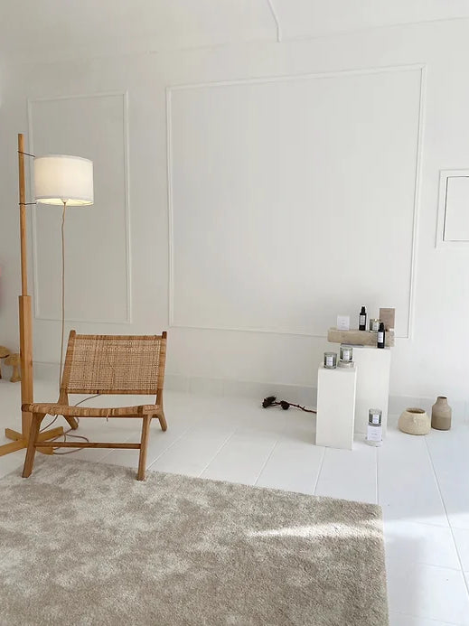 Interior do atelier de Setúbal da Benedita Formosinho com cadeira de cana e candeeiro de pé