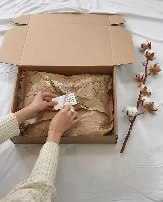 Embalagem de envio em caixa de papel reciclado com flores secas