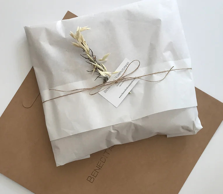 Embalagem em papel kraft reciclado com flor seca e etiqueta Benedita Formosinho