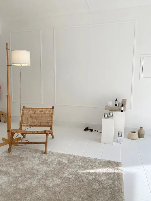 Interior do atelier de Setúbal da Benedita Formosinho com cadeira de cana e candeeiro de pé